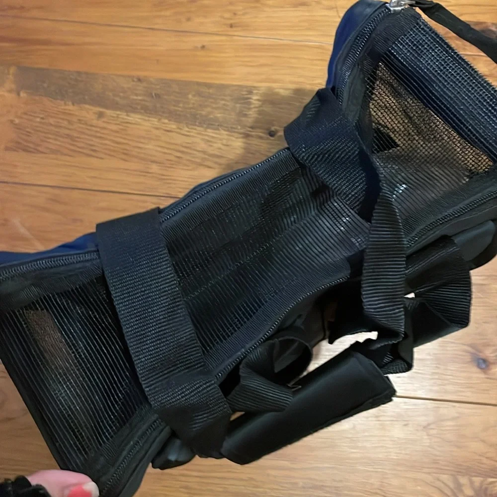 NWT UK 9’s Parker Carrier dog/cat travel bag carrier. 13x11x7